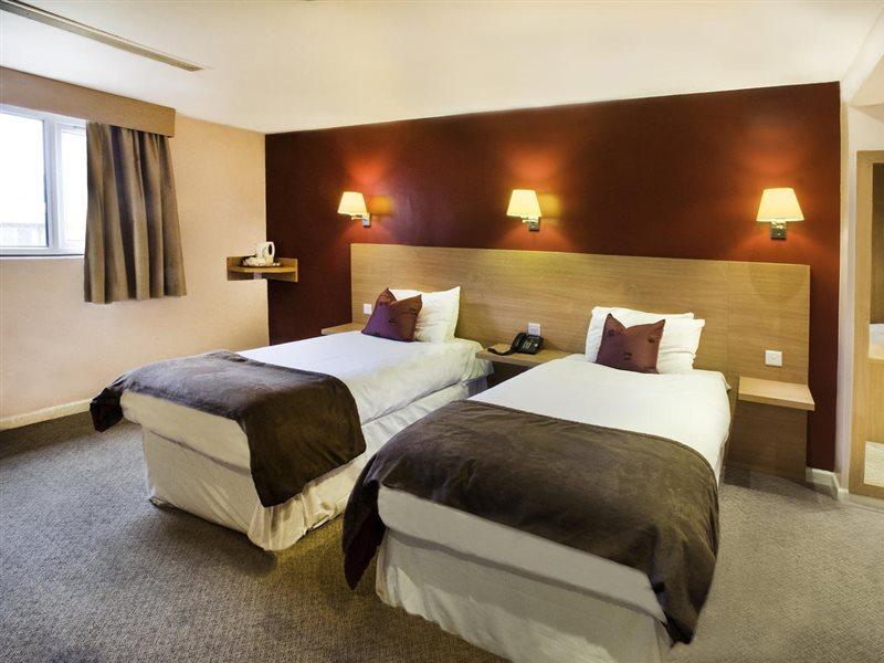 The Luton Hotel Екстериор снимка