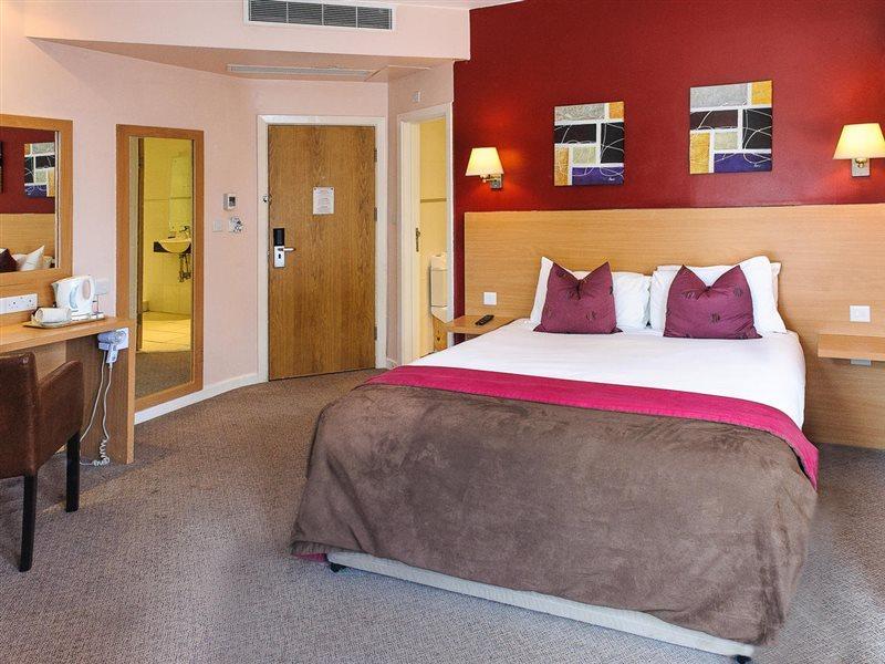 The Luton Hotel Екстериор снимка