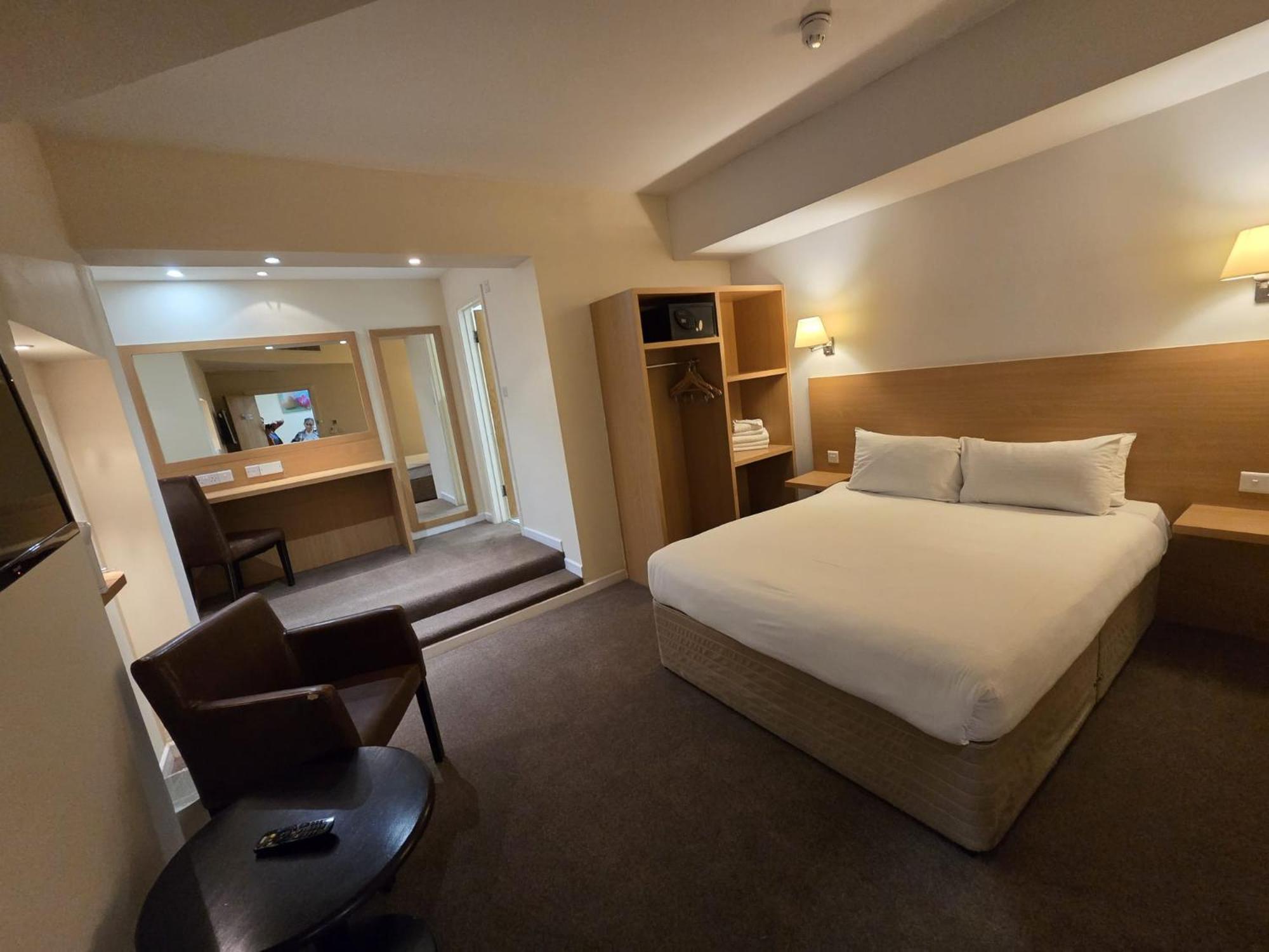 The Luton Hotel Екстериор снимка