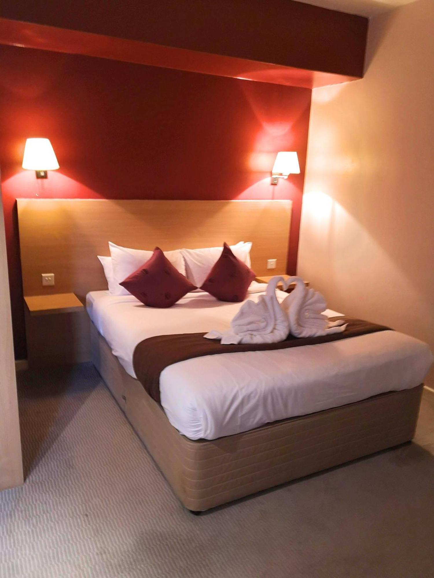 The Luton Hotel Екстериор снимка