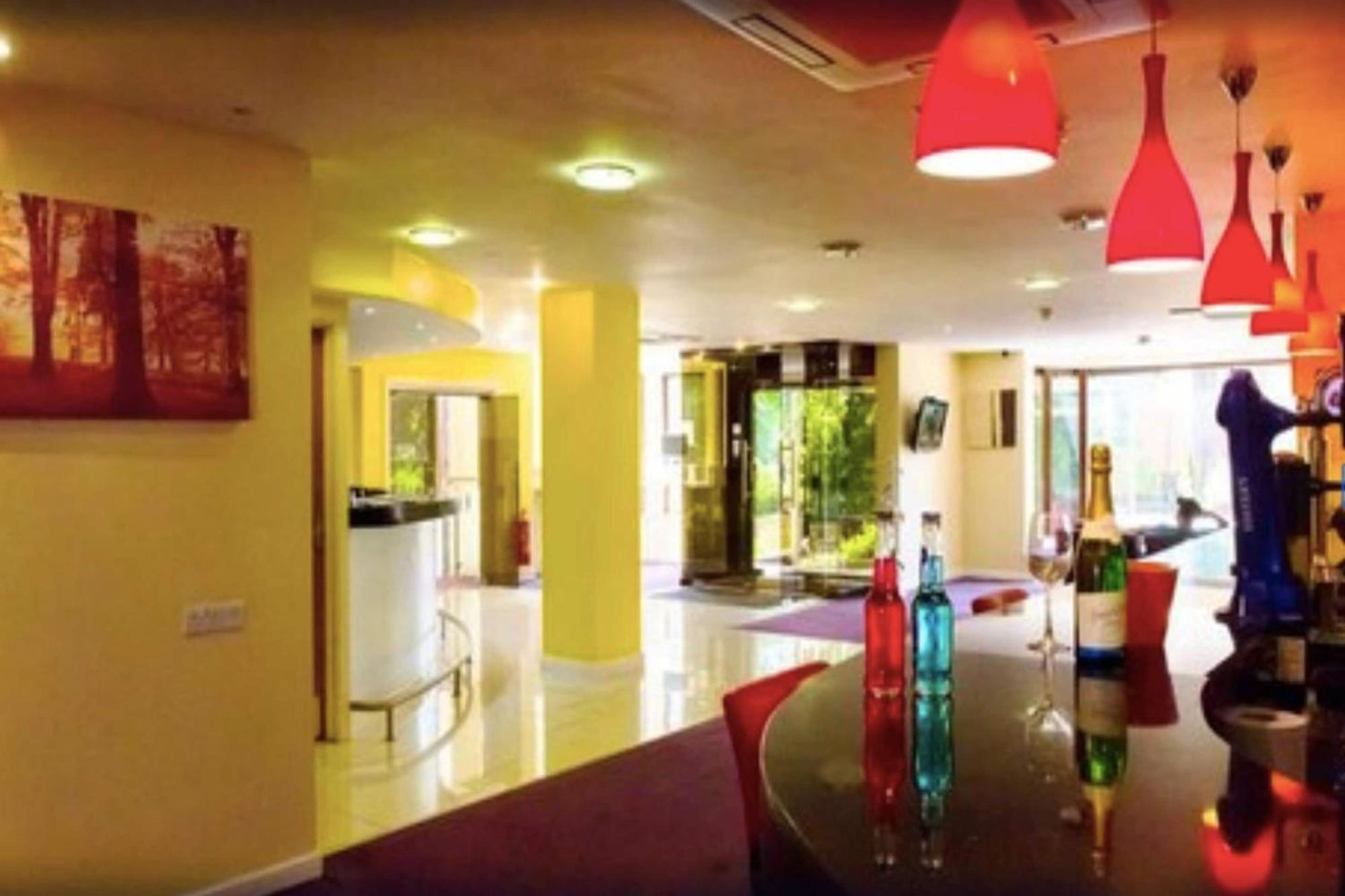 The Luton Hotel Екстериор снимка