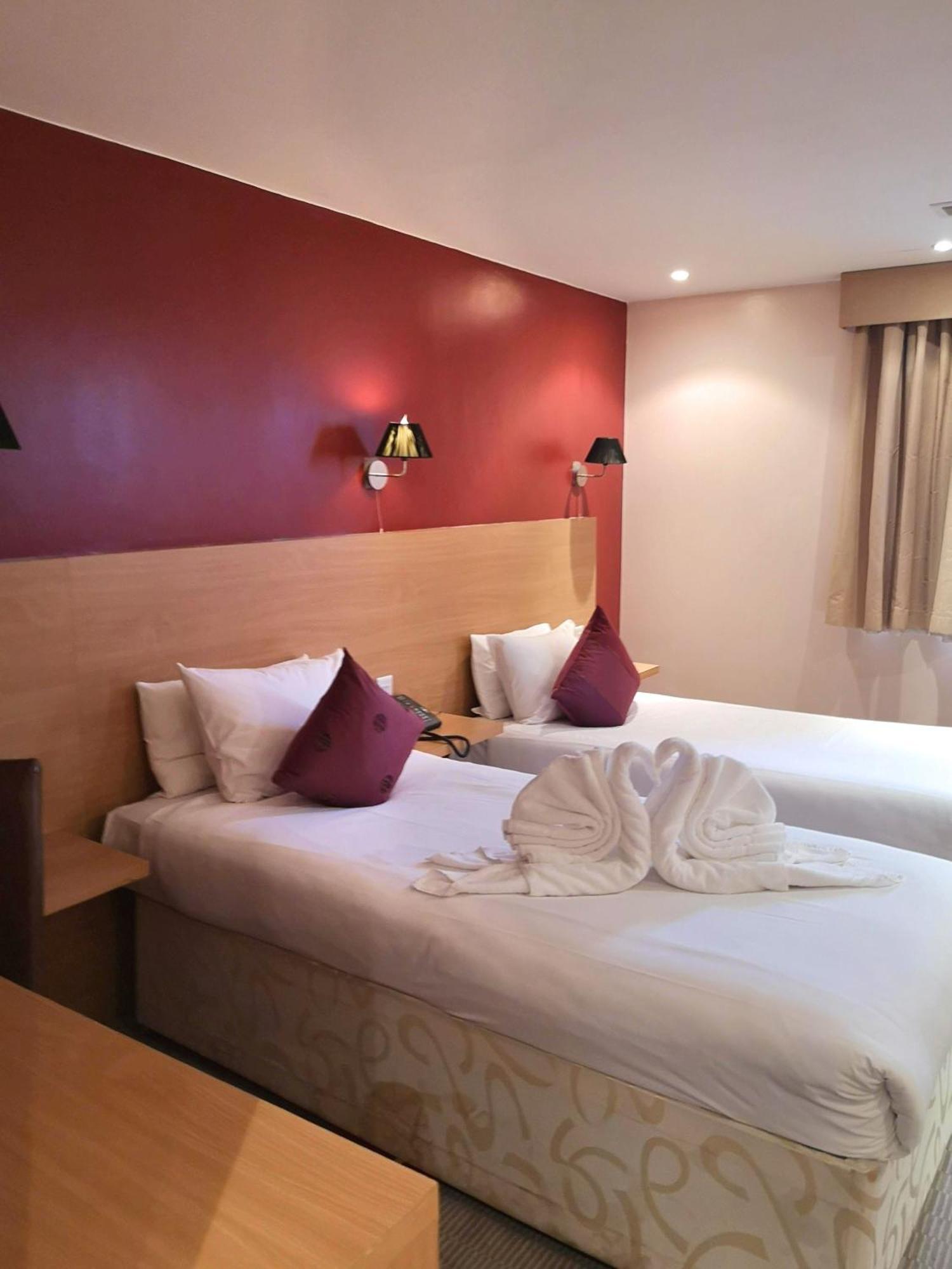 The Luton Hotel Екстериор снимка