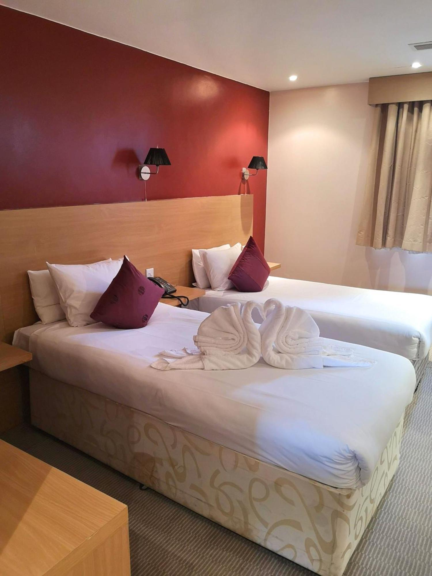 The Luton Hotel Екстериор снимка