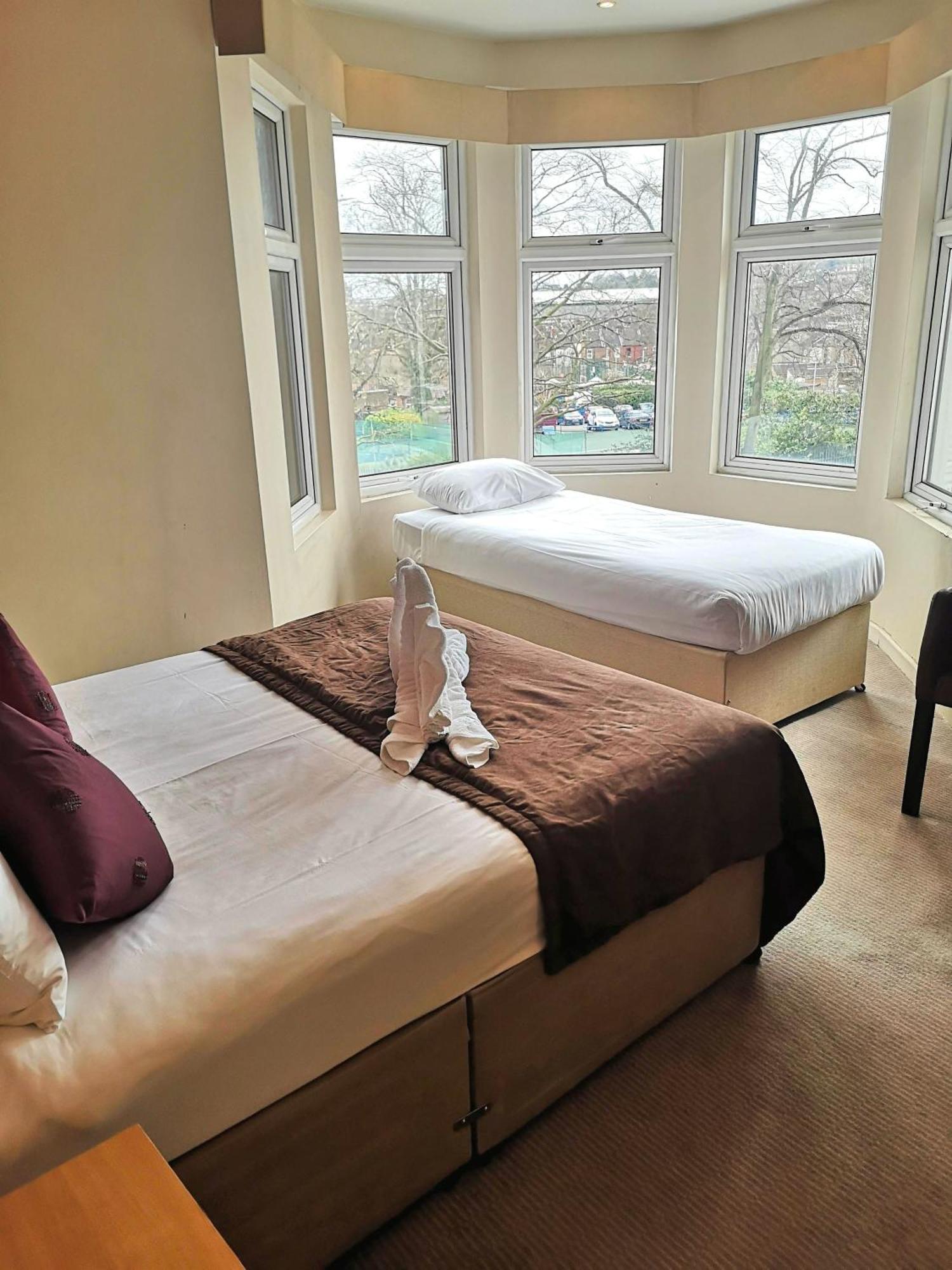 The Luton Hotel Екстериор снимка
