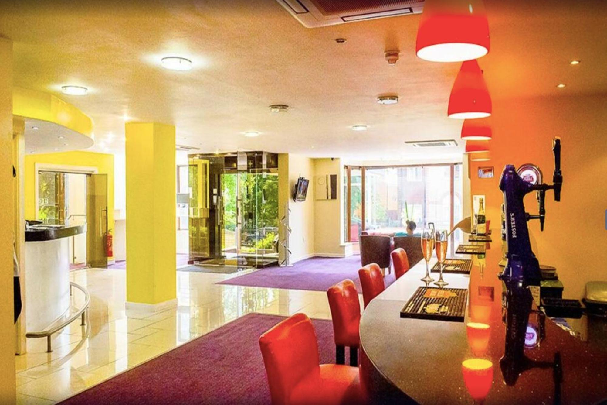 The Luton Hotel Екстериор снимка