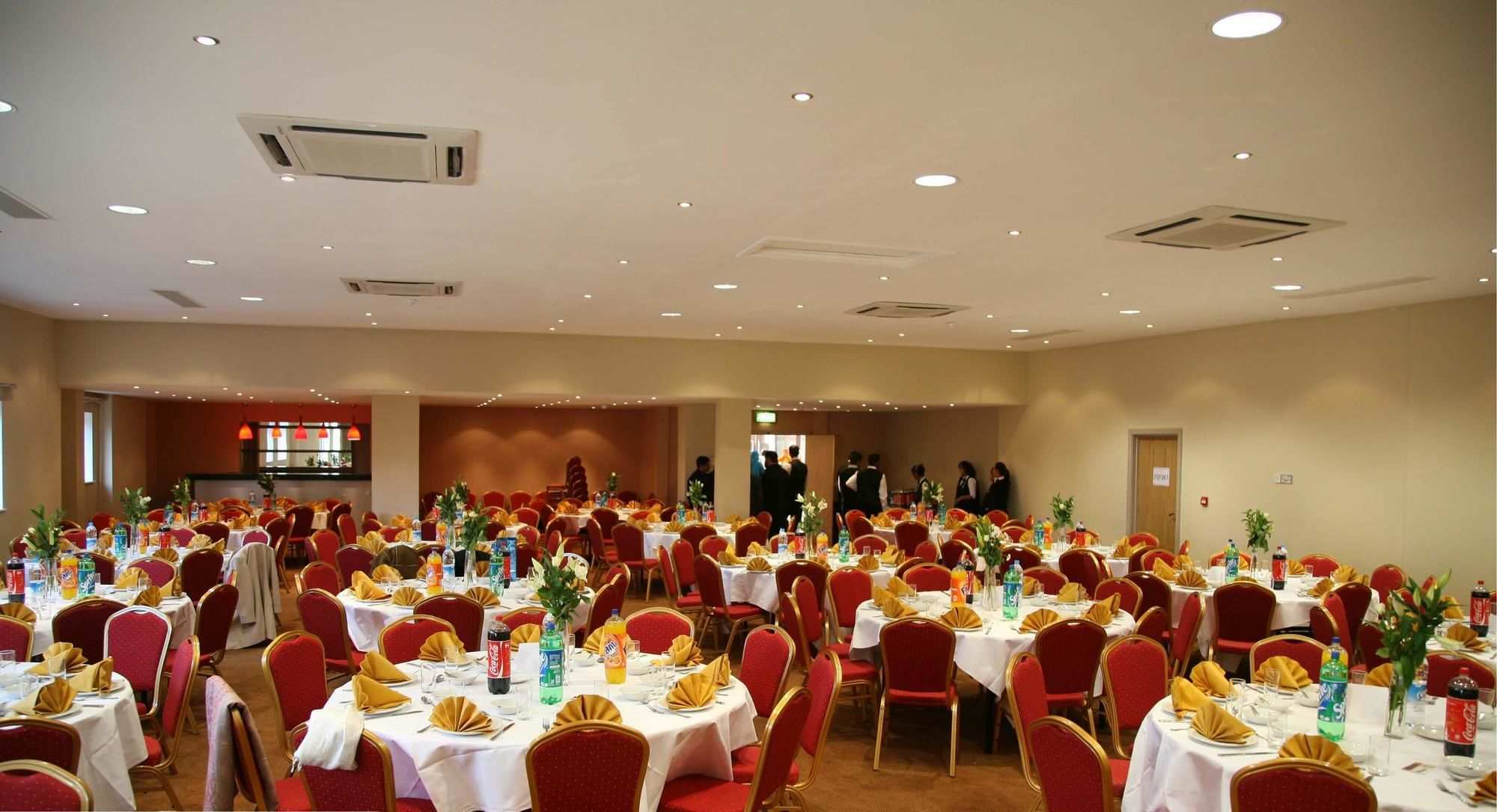The Luton Hotel Екстериор снимка